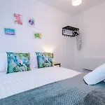 Charming Apartments - Rocky Ln Chambers Flat 5